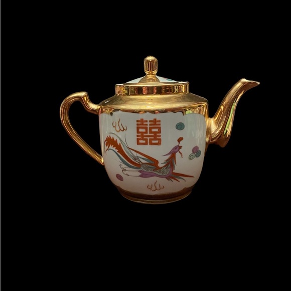 Vintage Chinese dragon and phoenix porcelain teapot trimmed in gold. - Picture 4 of 6